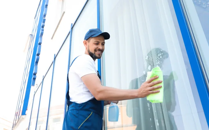 Fenster- und Glasreinigung an einer Glasfläche