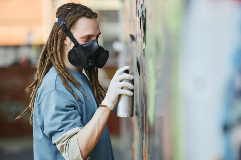 Auftragen einer Anti-Graffiti-Schutzbeschichtung